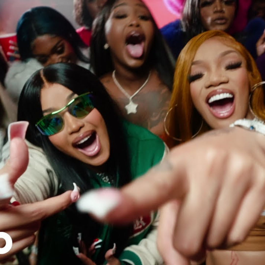 Cardi B et Glorilla avec en arrière plan leur copines. Elle sont heureuses que Learn English With Music utilisent leur musique.